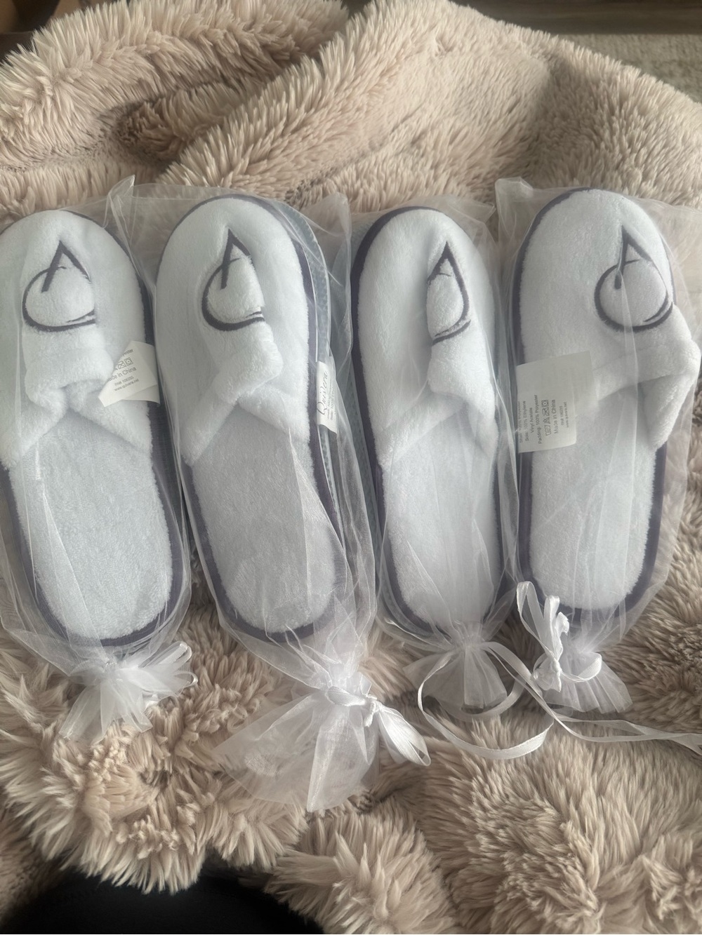 NEW Set of 4 Avenue of the Arts Costa Mesa Hotel Plush Slippers w/ Gift Bags